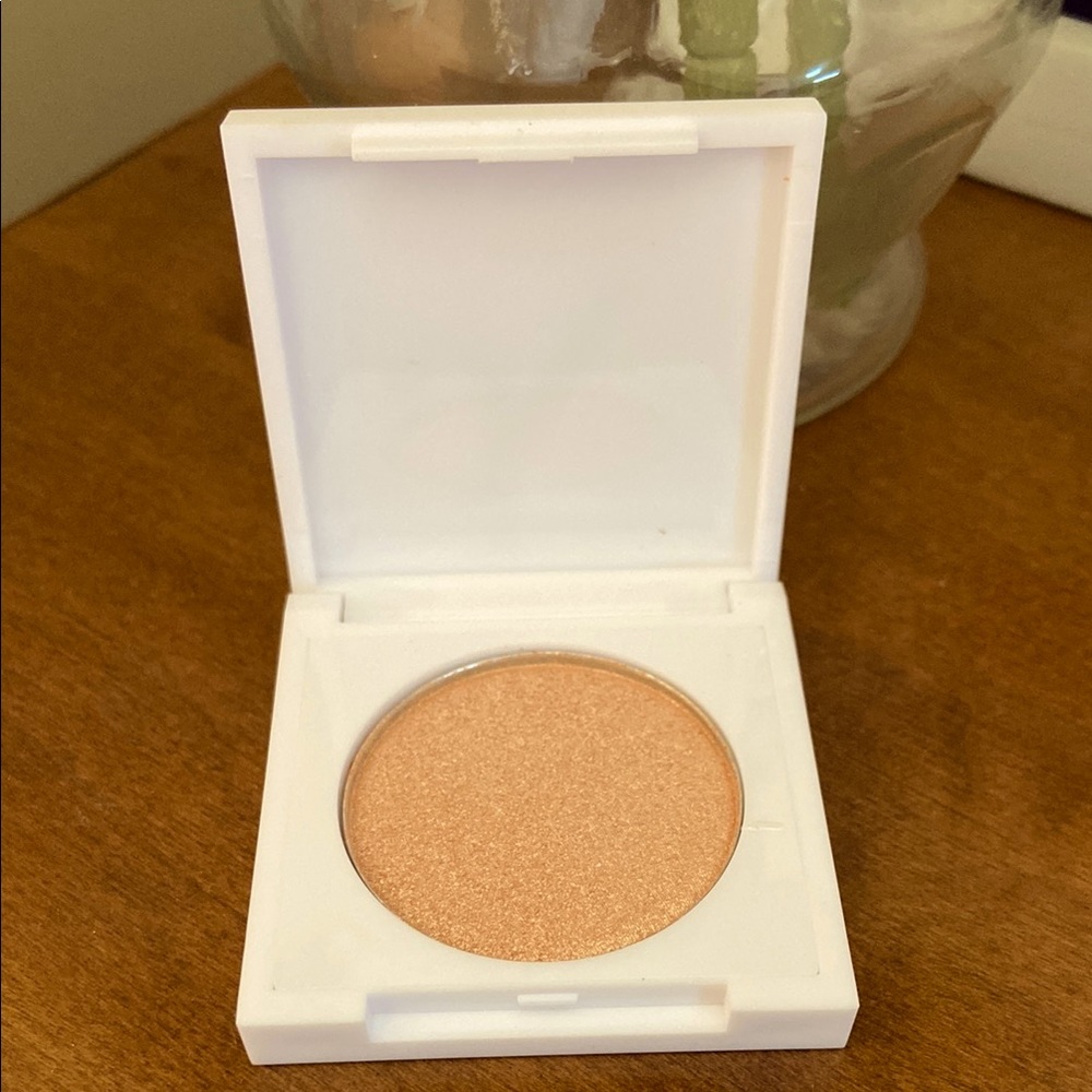 🆕 Highlighter in sparkling champagne